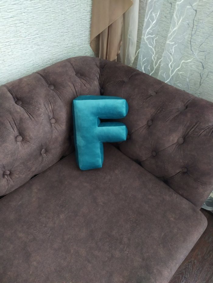 Подушка буква F